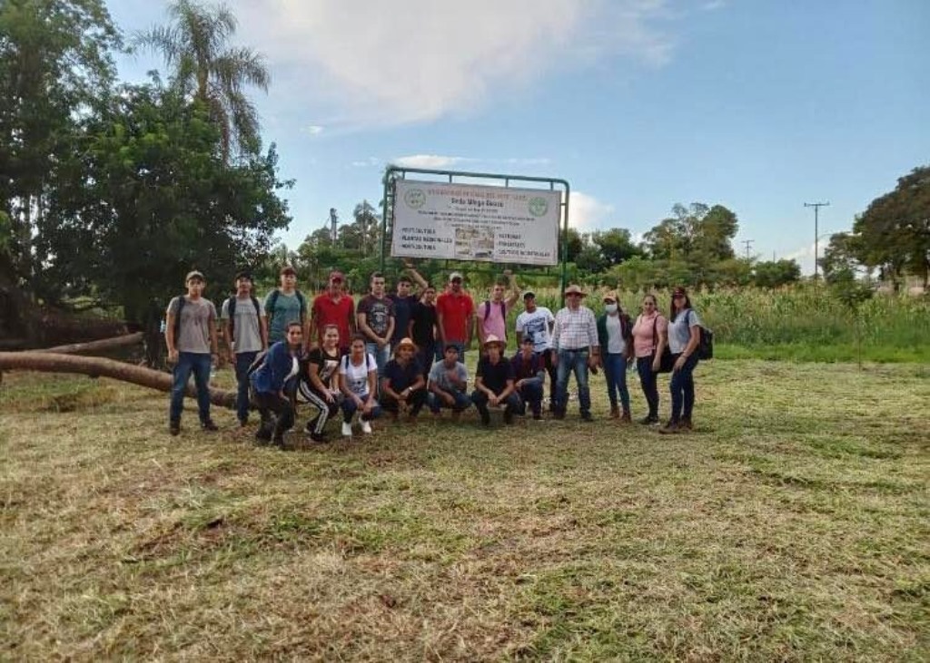 Trabajo en el campo experimental de la facultad de Ciencias Agrarias.